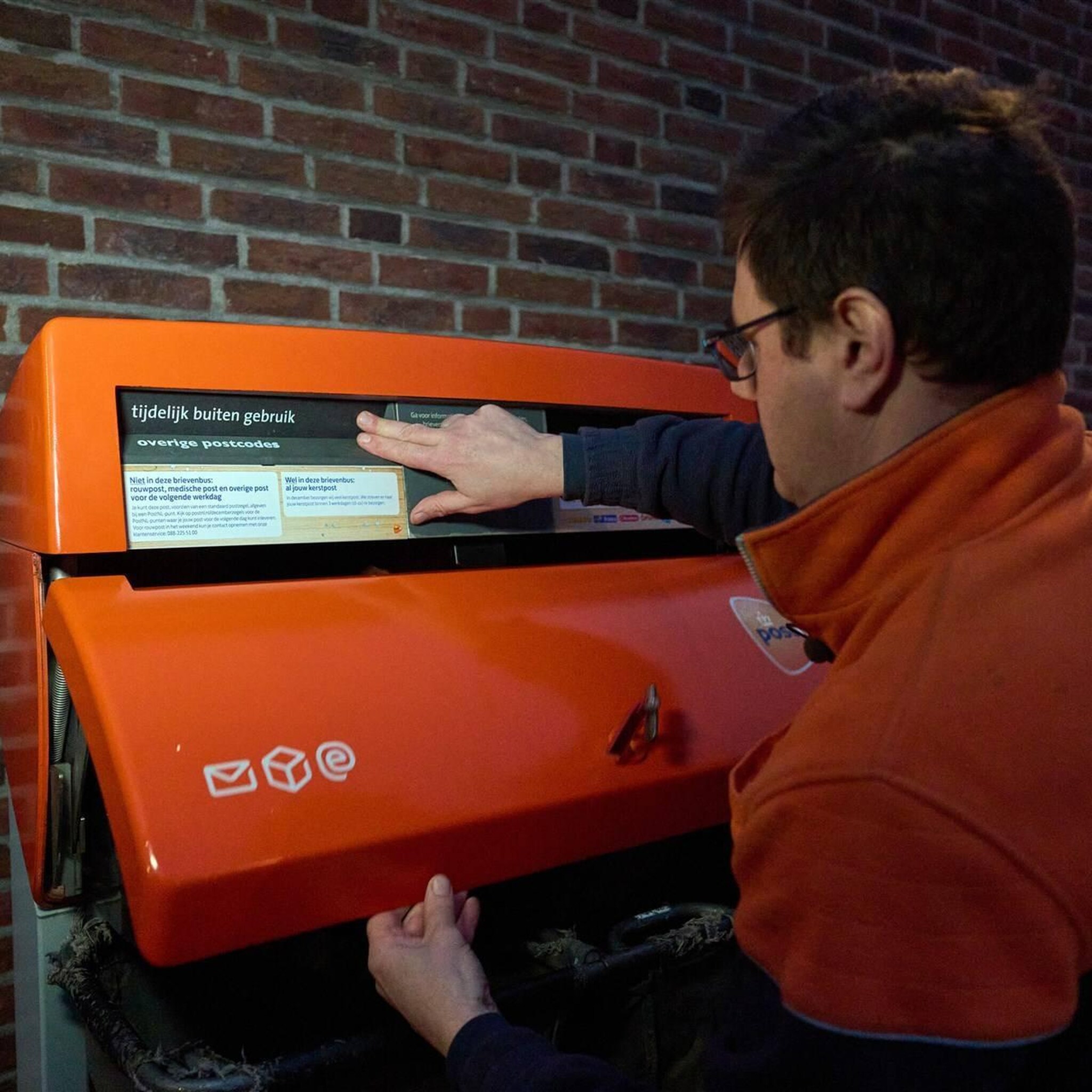 postnl postbezorgers in 3 provincies niet de weg op om code rood
