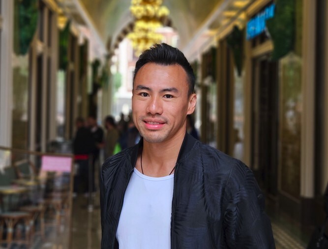 Hotelier Tony moest na een nee van netbeheerder Liander een eigen energieoplossing laten bouwen om rendabel zijn hotel te kunnen exploiteren. Hotelgasten föhnen nu op stroom van de accu's. Foto: The Florian