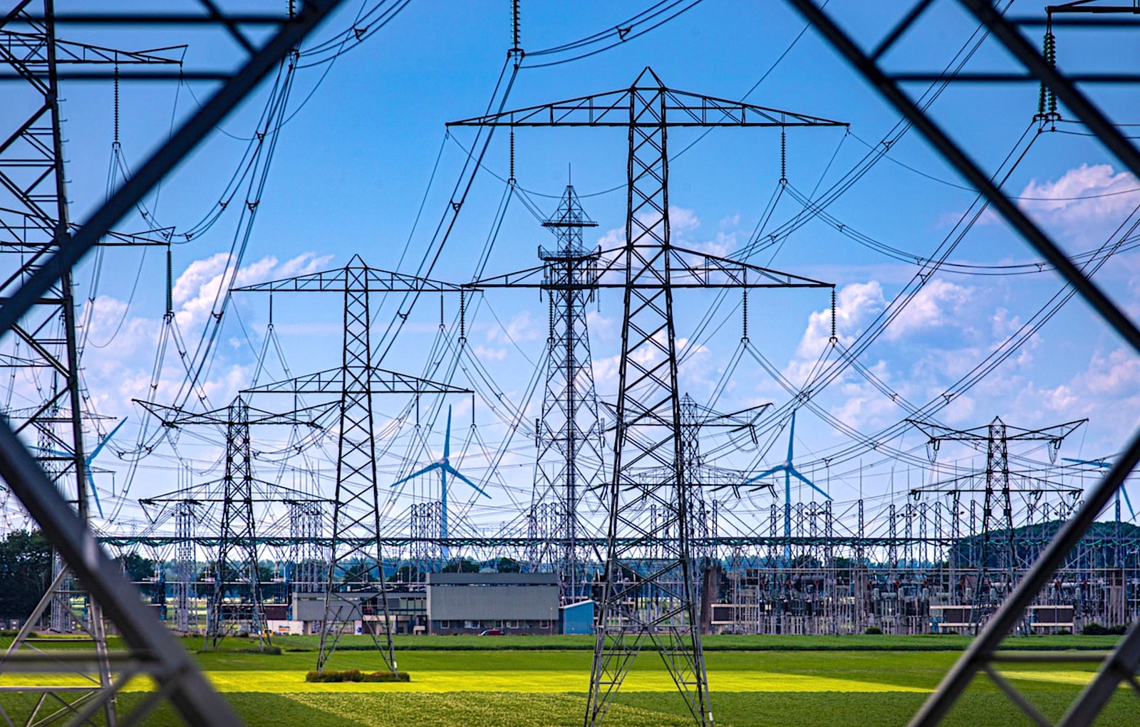 Het elektriciteitsnet in Flevoland zit vol, net als op veel plaatsen in Overijssel en Gelderland.