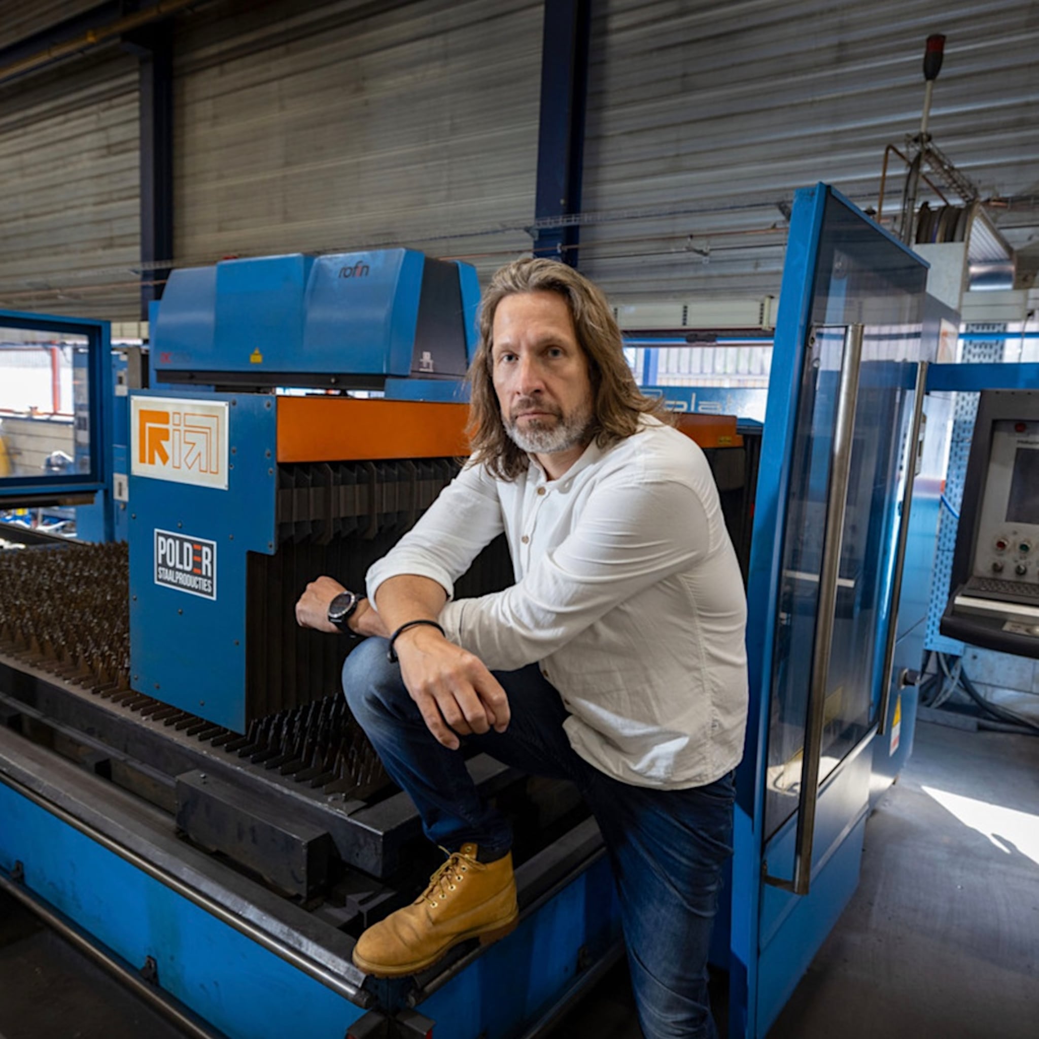 auke sjoerd investeerde voor 2 ton in afzuigsysteem maar stroomtekort legt zijn machines nu stil