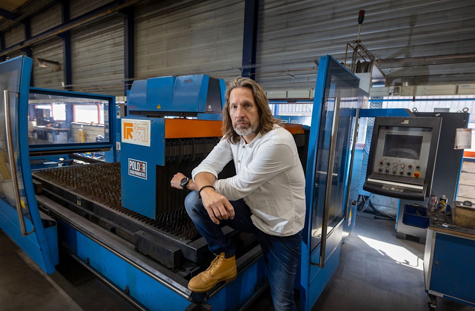 Eigenaar Auke Sjoerd Tolsma van Polder Staalproducties in Emmeloord laat machines uit staan omdat hij niet voldoende stroom heeft. Foto: Freddy Schinkel