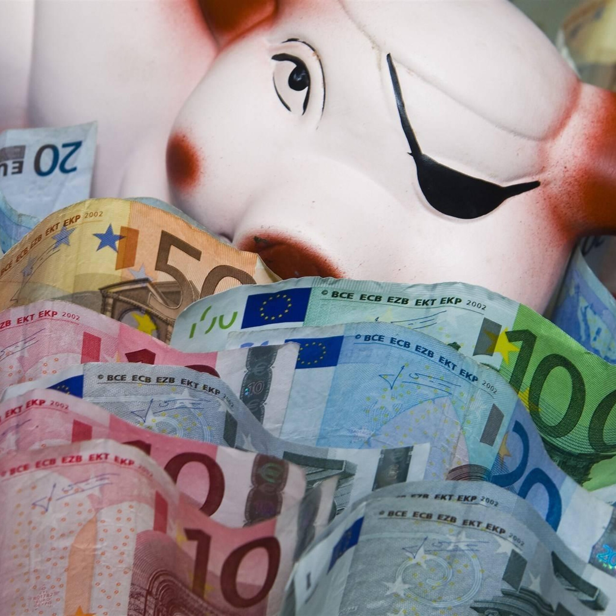 huishoudens sparen meer door hogere lonen
