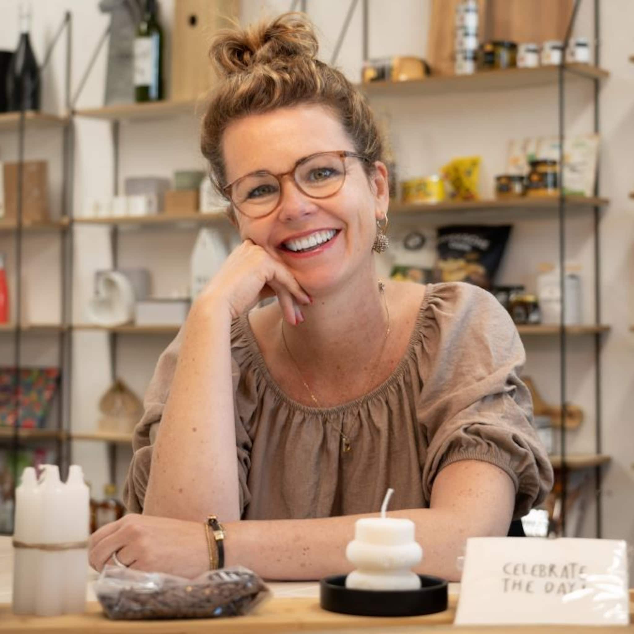 liesbeth was directiesecretaresse nu runt ze vrouwenwebshop voor mannen
