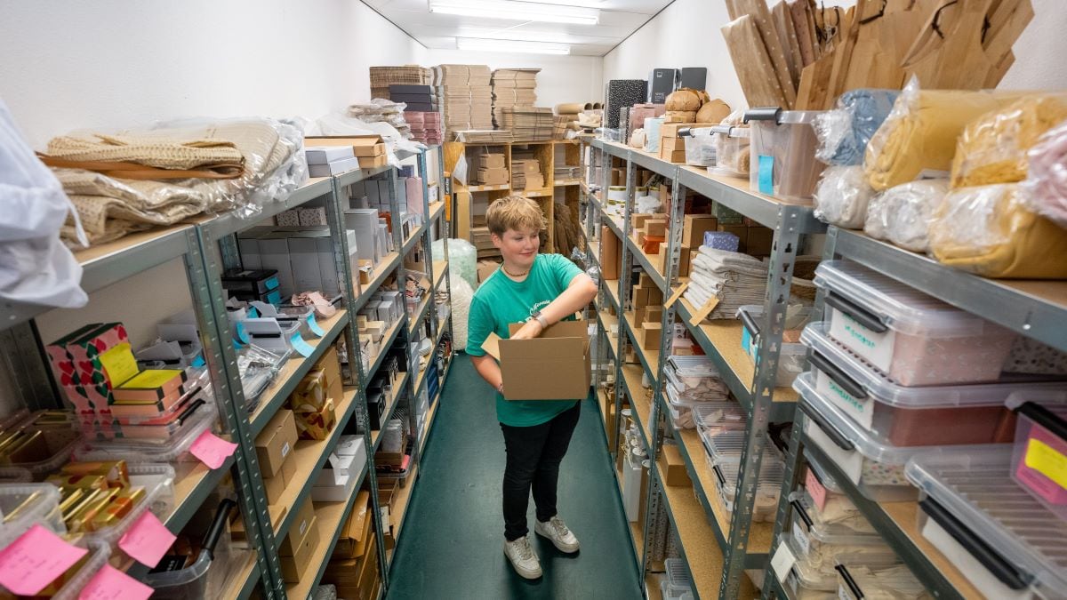 Scholieren helpen met het klaarmaken van de bestellingen en weten hun weg te vinden tussen de stellingkasten, die vol staan met zeker 600 verschillende cadeaus. Foto: Wouter Borre
