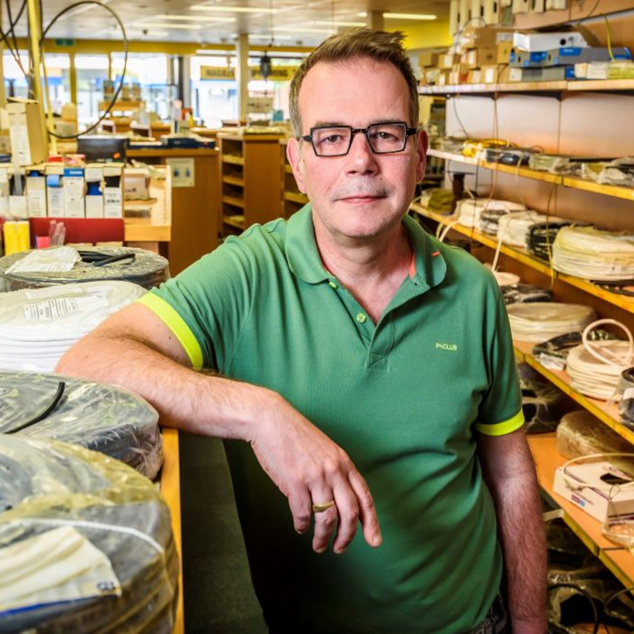 brutale klanten coronacrisis en inflatie wilfried is het zat en sluit zijn elektrozaak