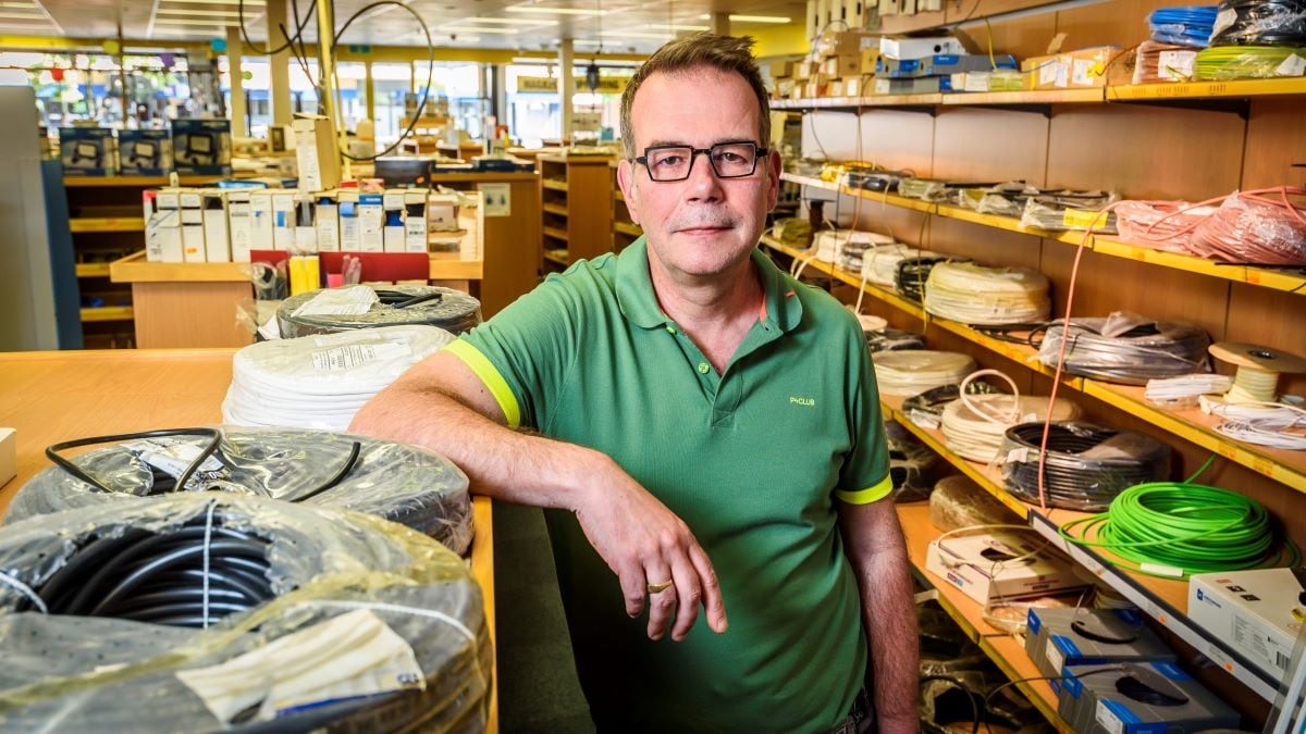 Wilfried ter Avest heeft te vaak de indruk dat zijn winkel alleen maar wordt gebruikt als showroom. Foto: Reinier van Willigen