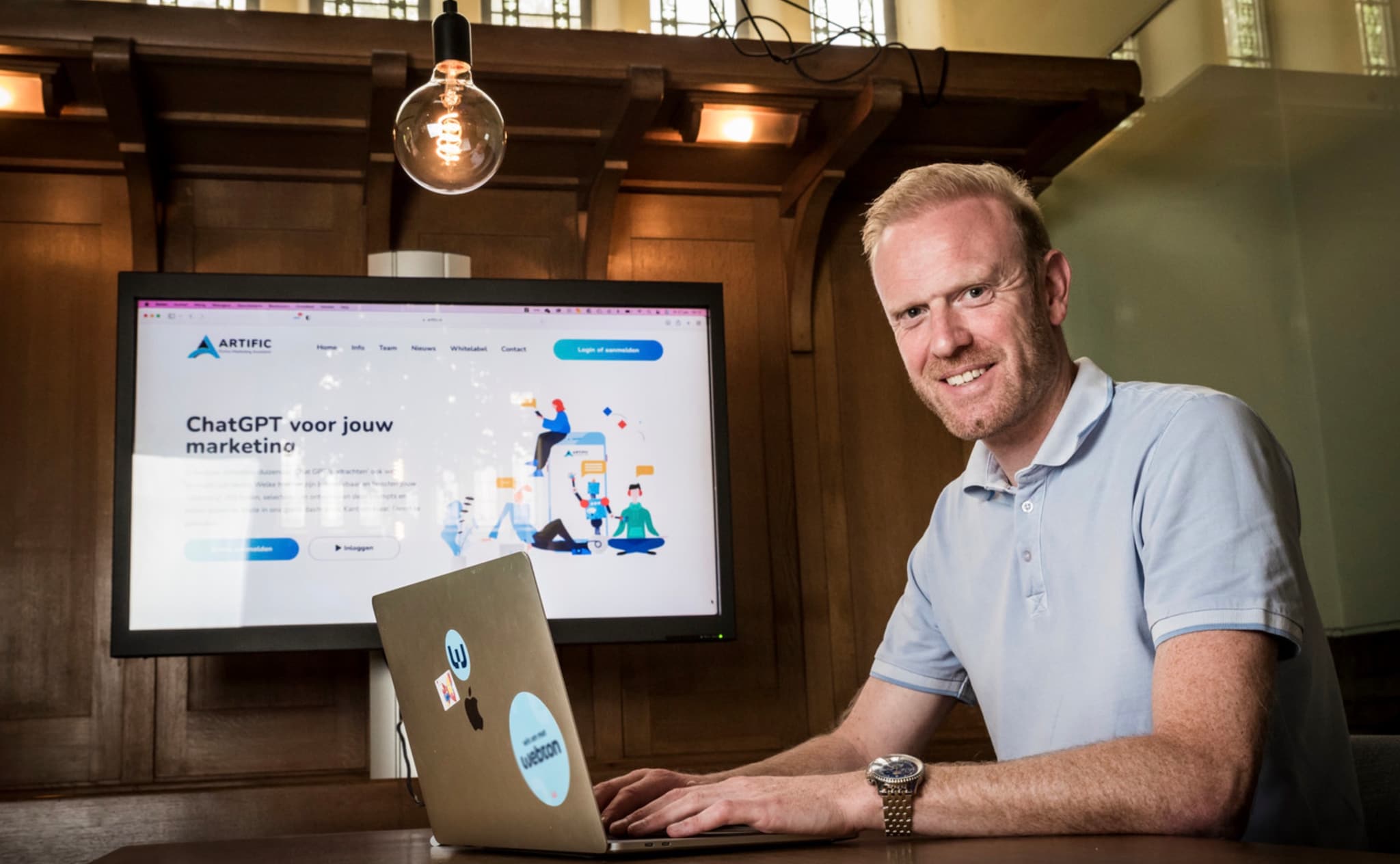 Ton Heerze in zijn kerk in Hengelo. Eerder brak hij door met Webton, een simpele verwijzing naar het web en zijn voornaam. Foto: Charissa van Willigen