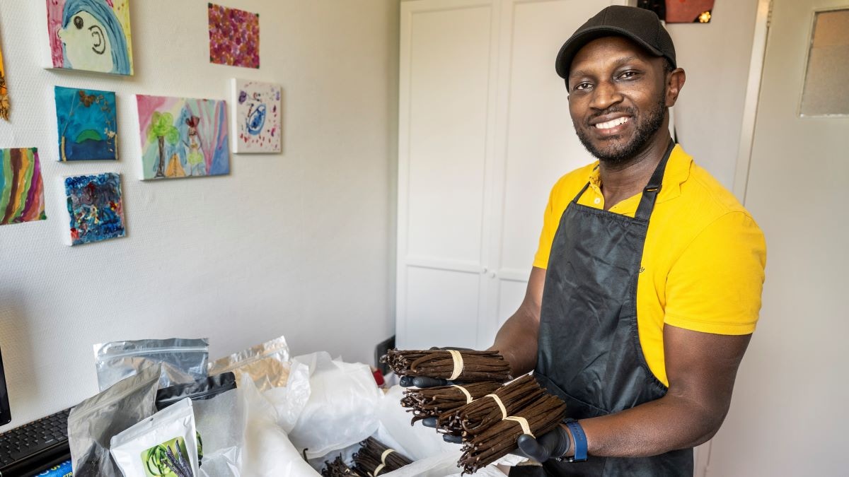 Godfrey Kiwumulo met zijn vanillestokjes. Foto: Bert Beelen