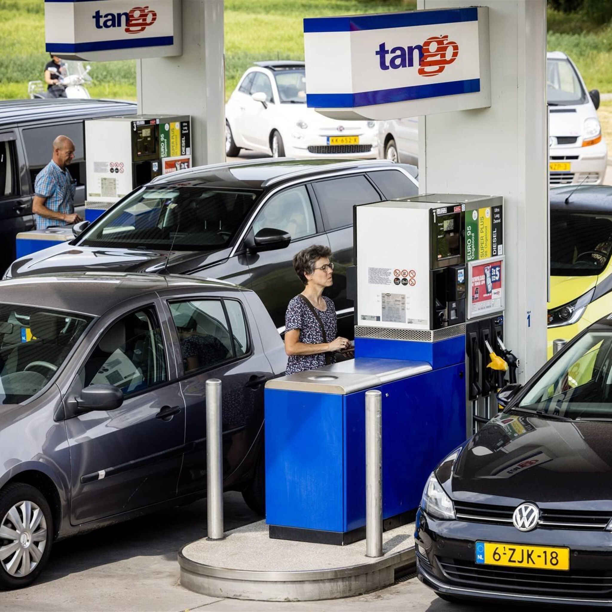 drukte bij pompstations ook tot laat in de avond