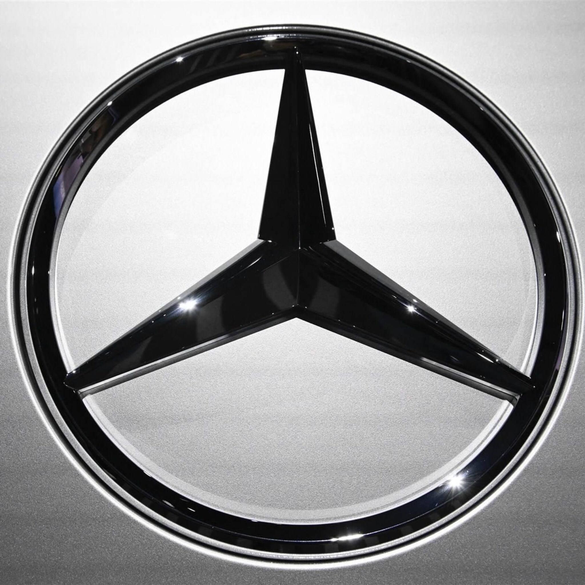 mercedes roept 140 000 auto s terug in vs om brandstofpomp