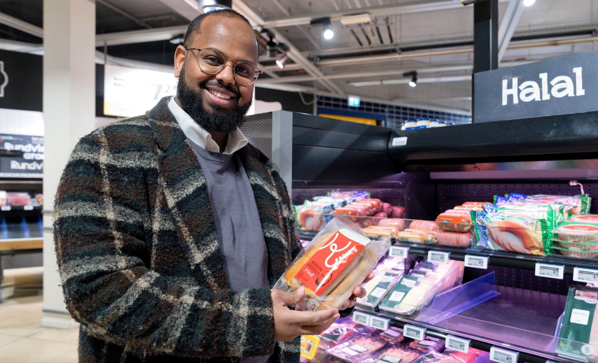 Kadir Ahmed met halal worstenbroodjes die in de schappen liggen bij supermarktketen Jumbo. Foto: Marc Bolsius