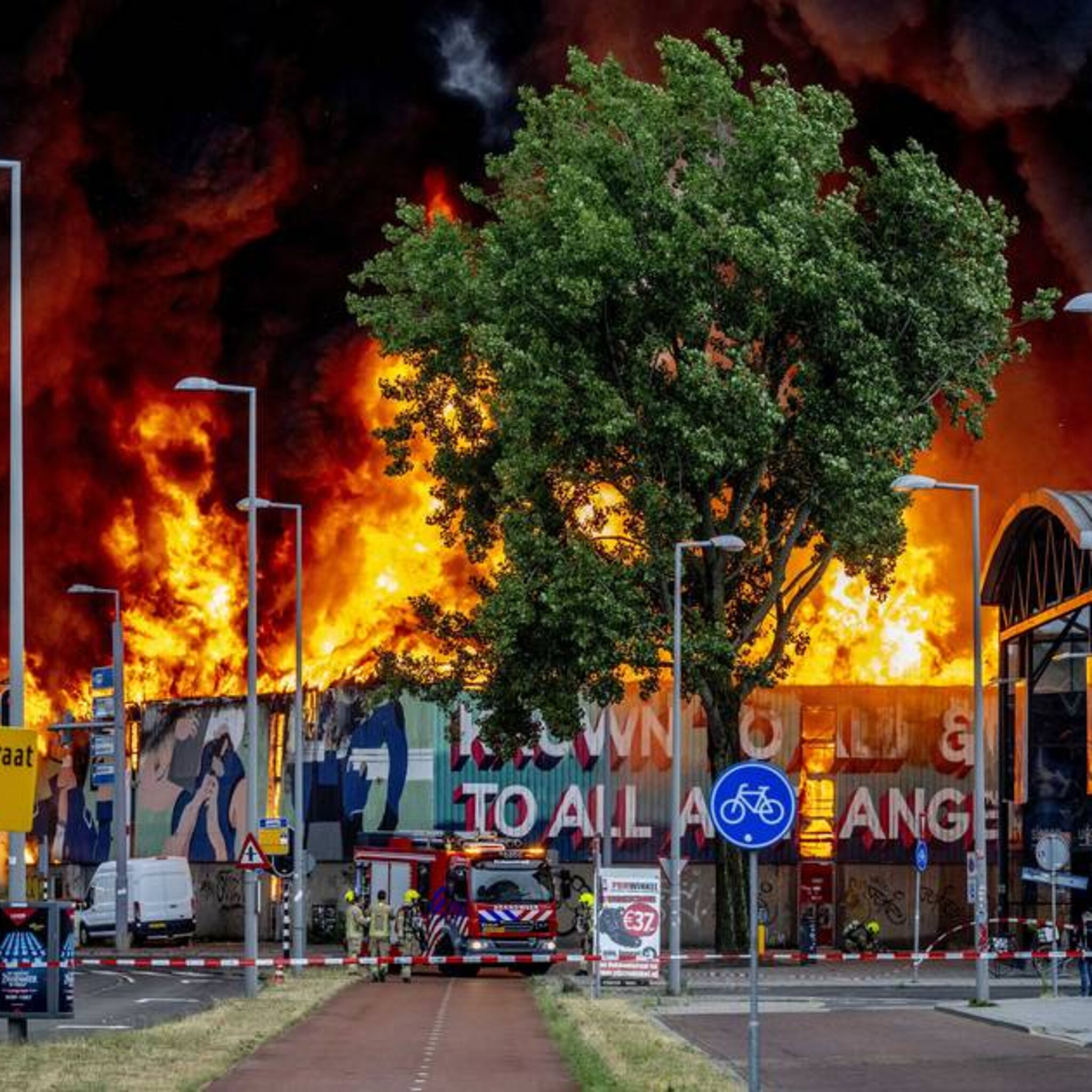 tientallen creatieve bedrijven in as gelegd bij grote brand in rotterdam alles is weg