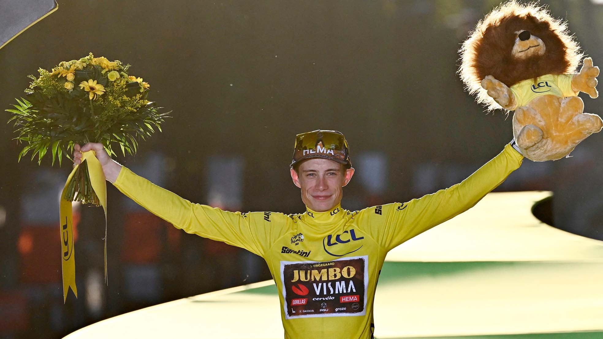 Jonas Vingegaard op het podium in Parijs nadat hij de Tour de France 2022 heeft gewonnen.