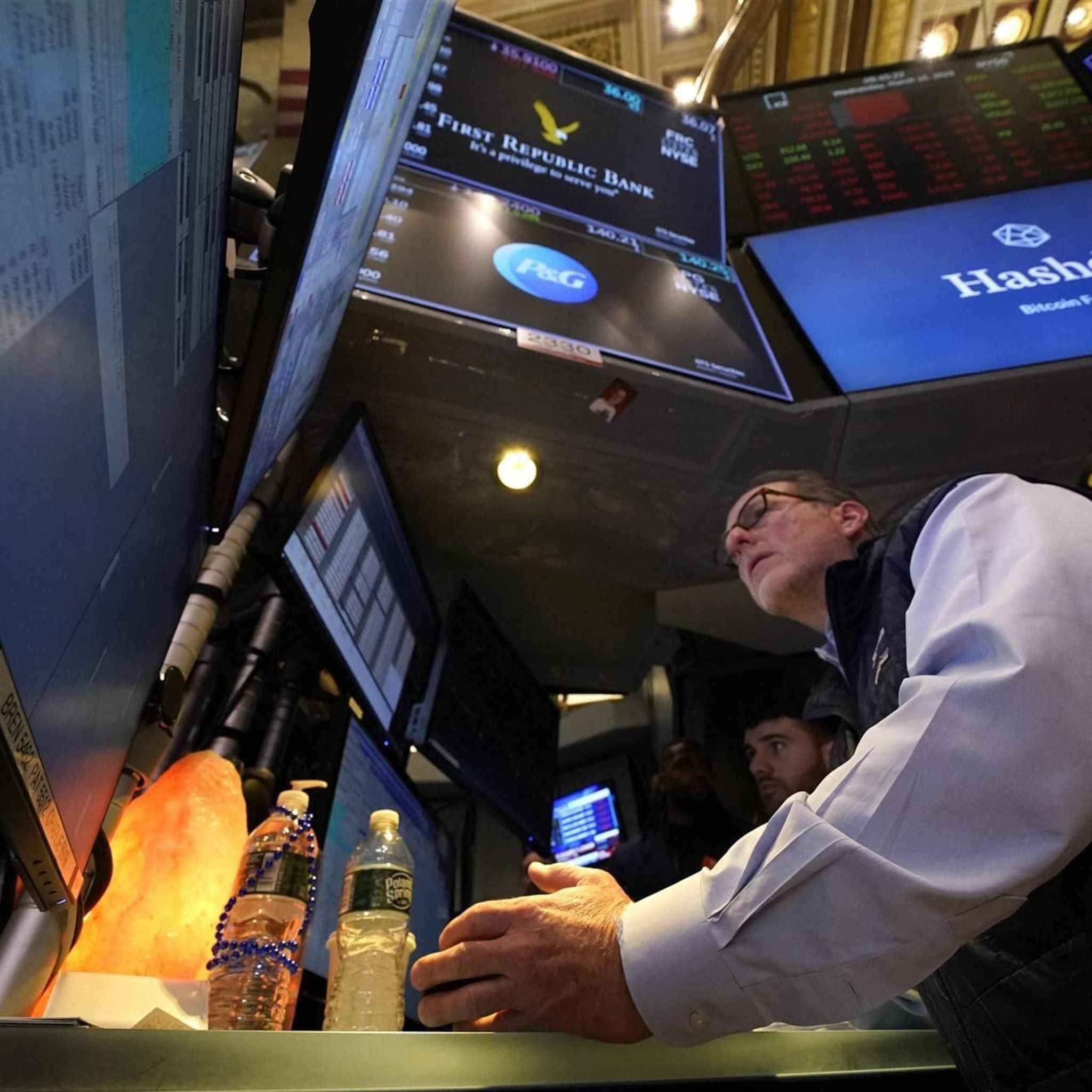 wall street voorzichtig na rentecommentaar centrale banken