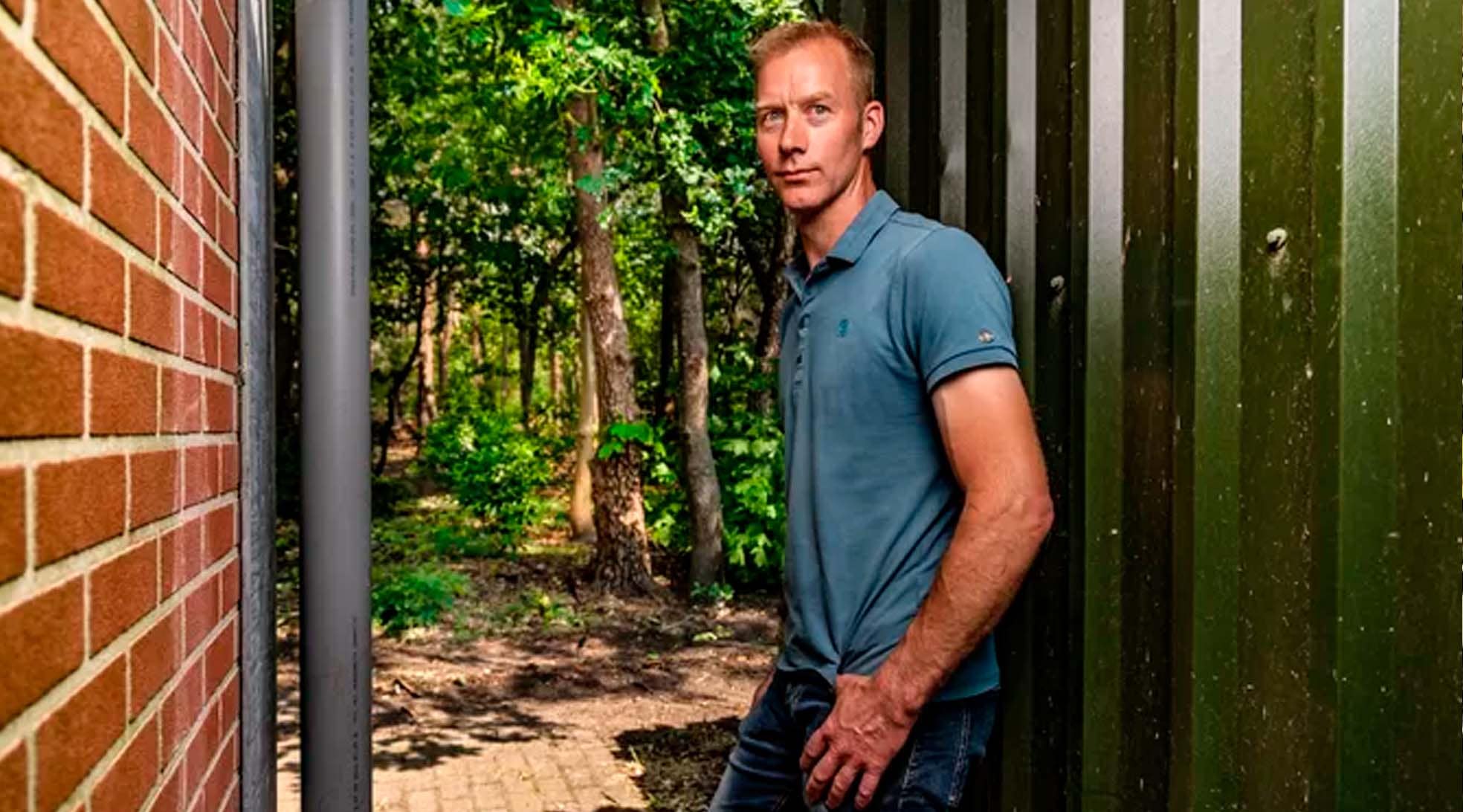 Achter de stallen van kalverhouder Maurits Vos uit Uddel begint het Narura2000-gebied van de Veluwe. Foto: Rob Voss