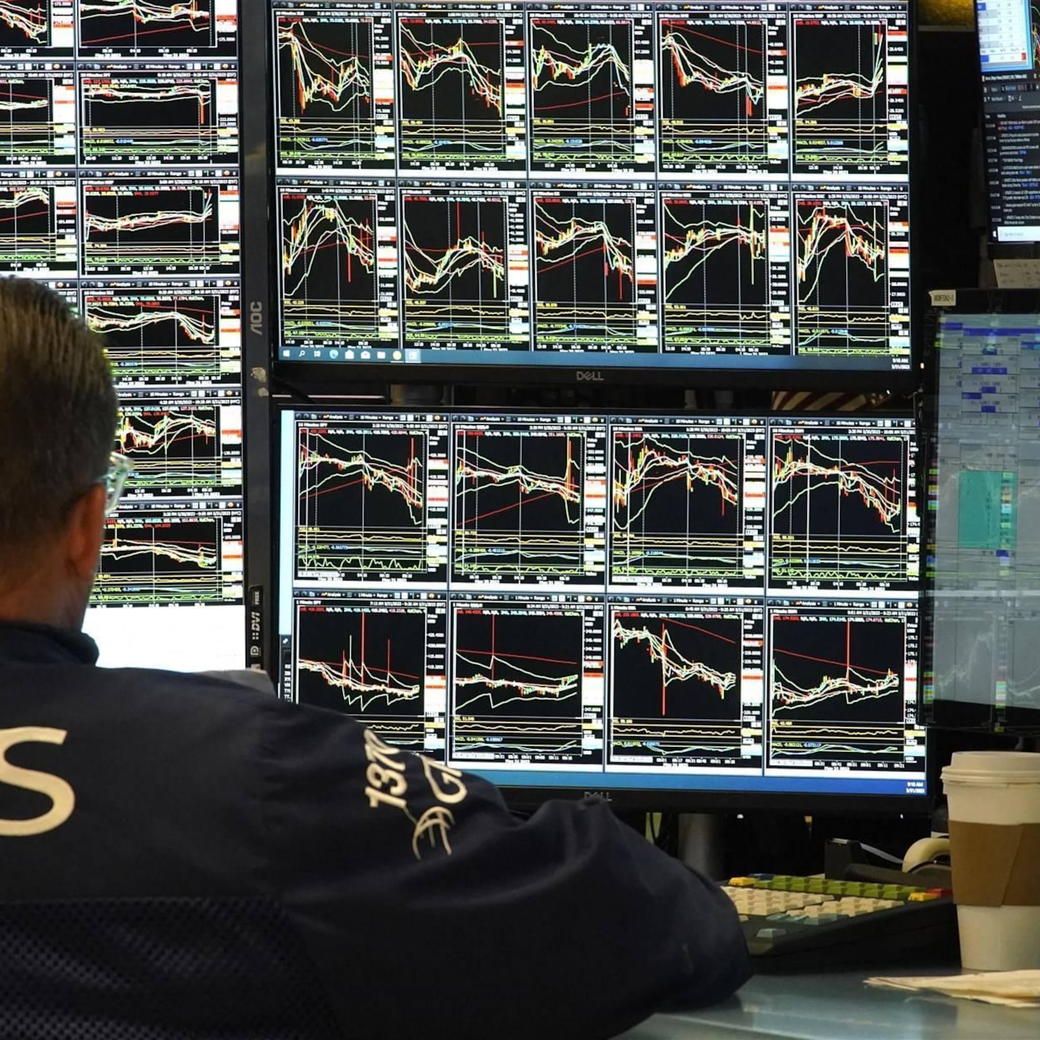 tesla en alphabet dalen op wall street na adviesverlagingen