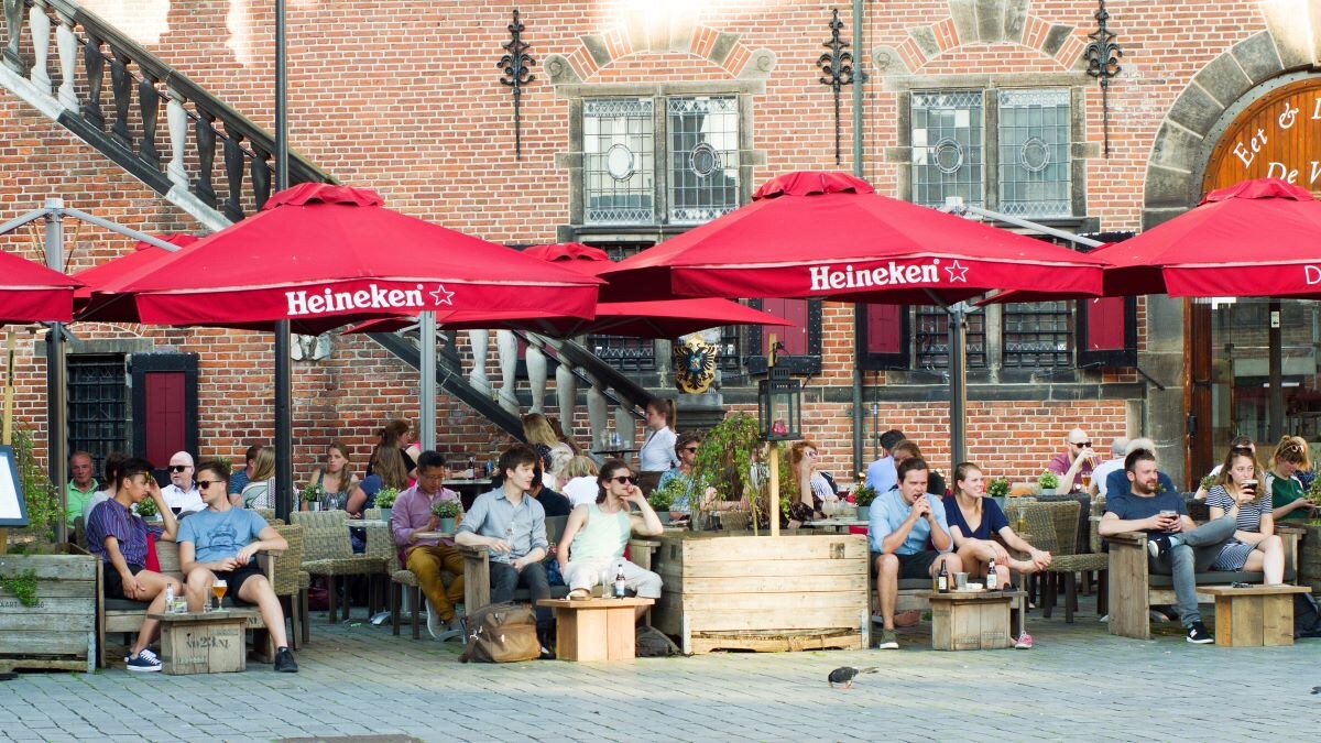 Een zomers terras in Nijmegen. Foto: Shutterstock