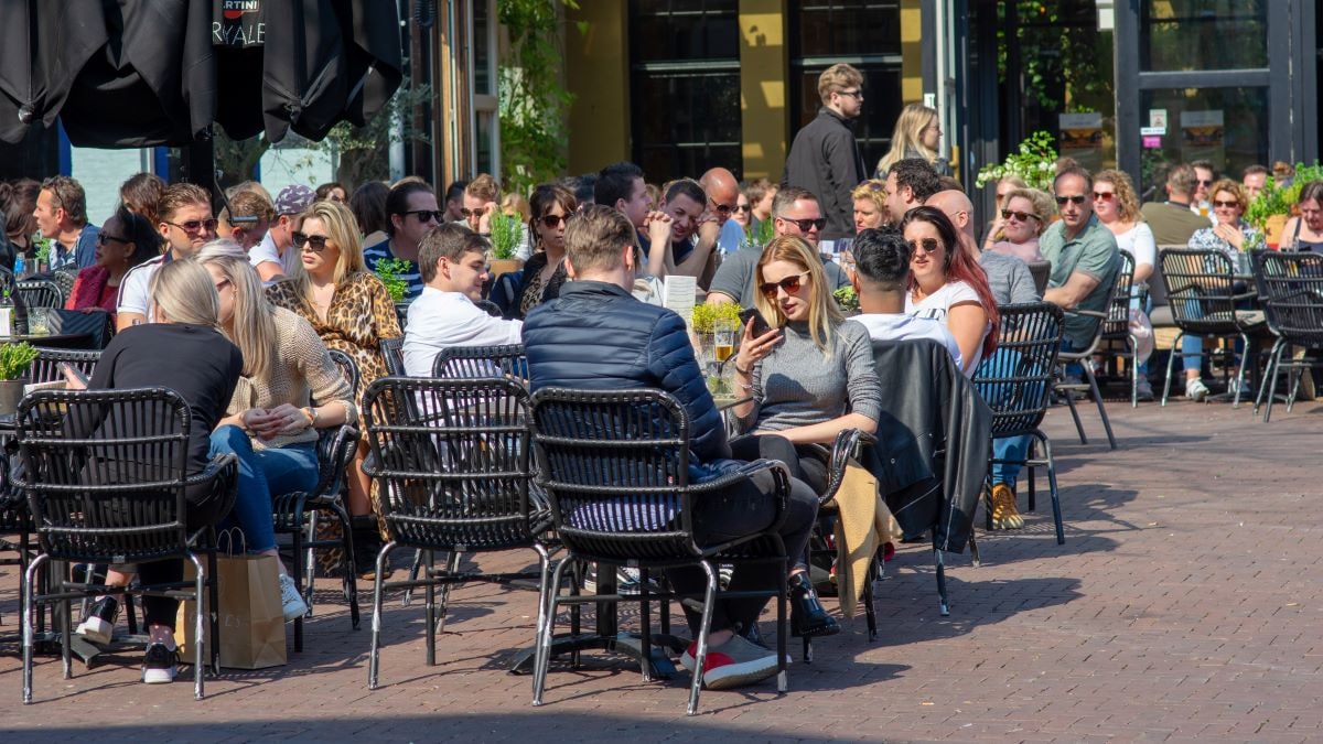 Lekker op het terras in Arnhem. Foto: Shutterstock