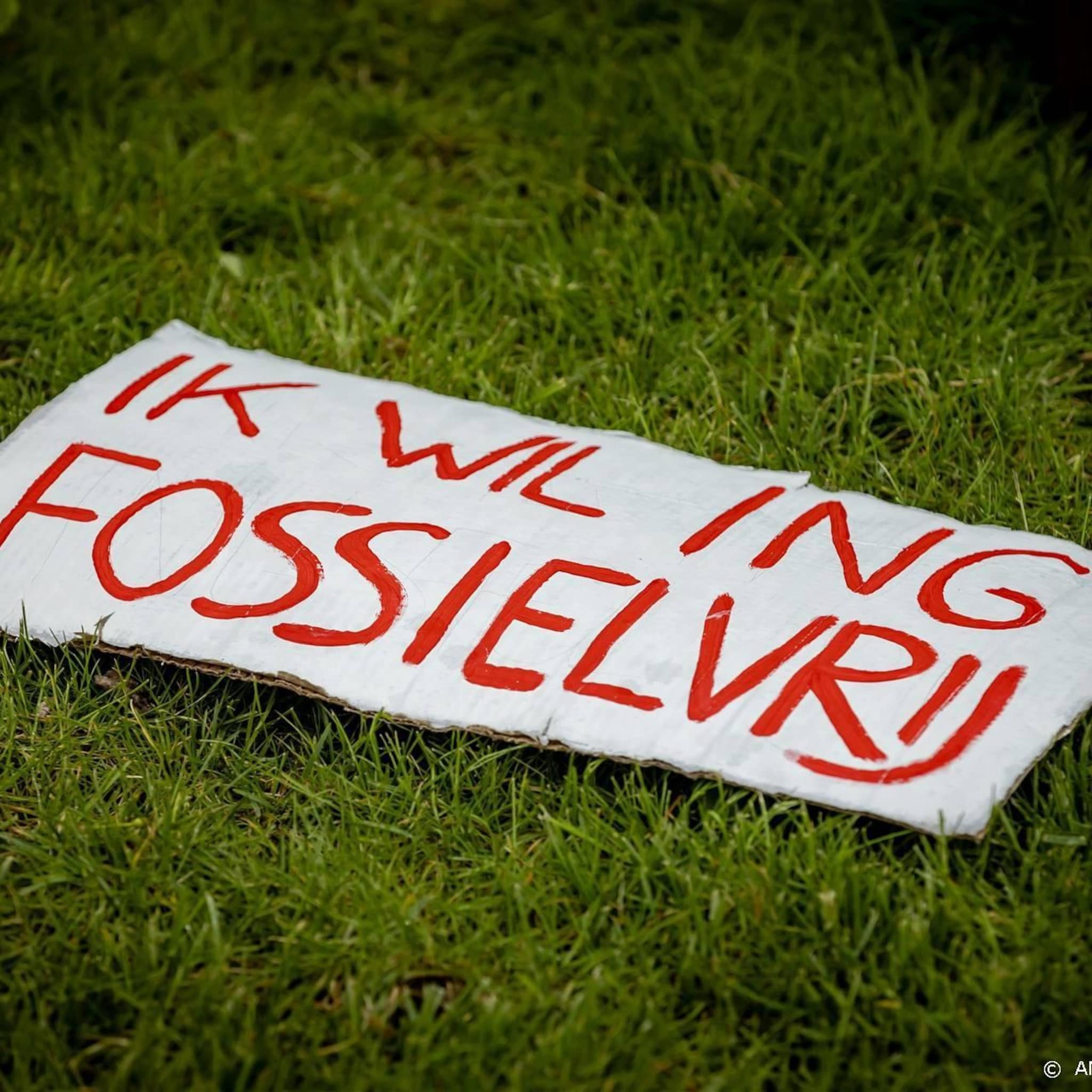 klimaatactivisten trappen zomer vol protesten bij ing af