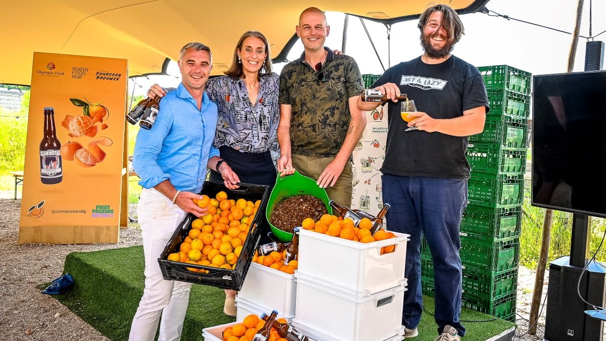 De 'mandarijnenredders' die het duurzame fruitbier mogelijk hebben gemaakt: van links naar rechts Lennart van den Heuvel (Olympic Fruit), Dineke van Meeuwen (Clementine), Siemen Cox (Compostandig) en Okke van Beuge (Vet &amp; Lazy). Foto: Jan Kok