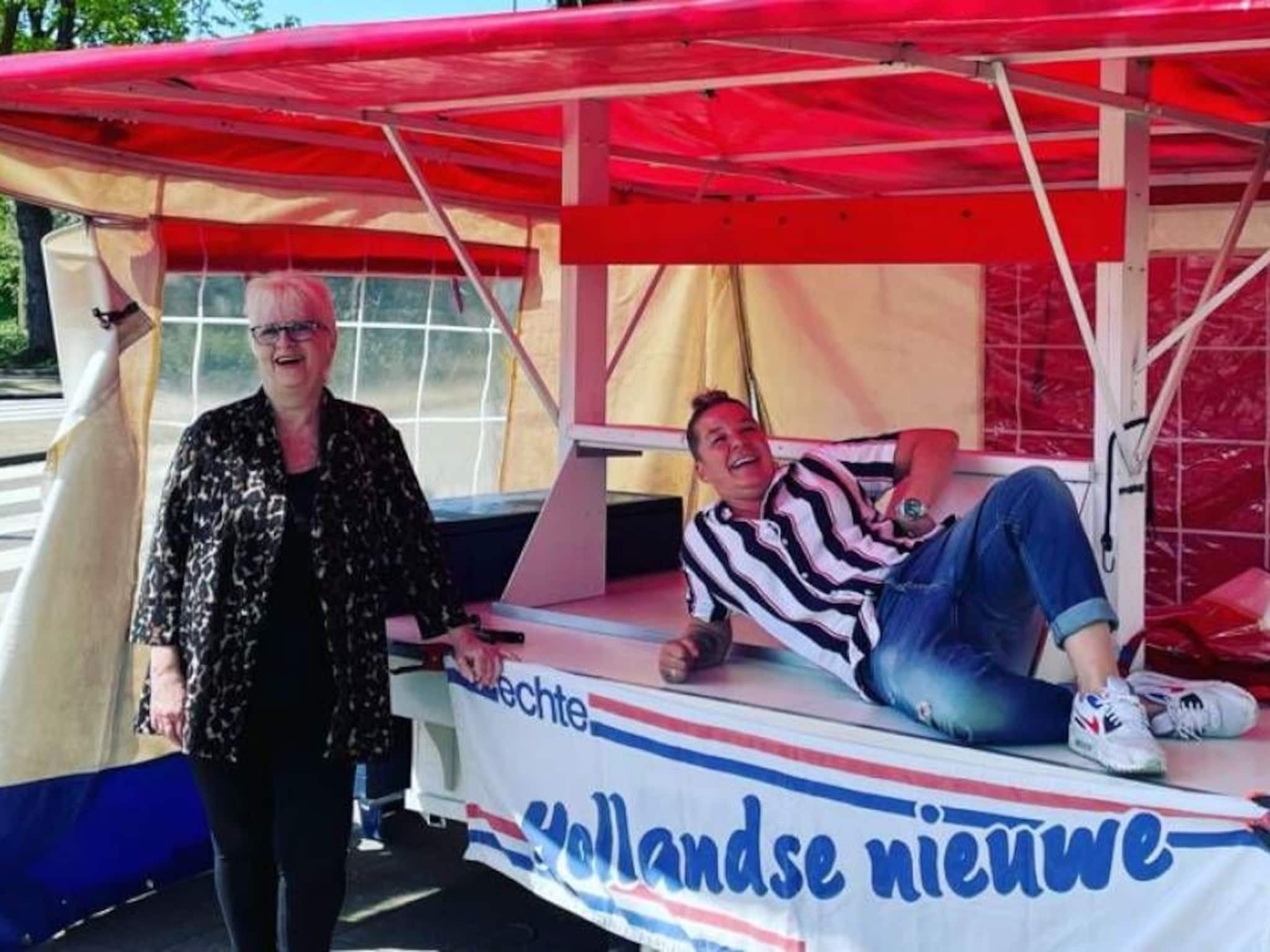 wat nou strijd amsterdamse micha verkoopt met liefde haring in rotterdam