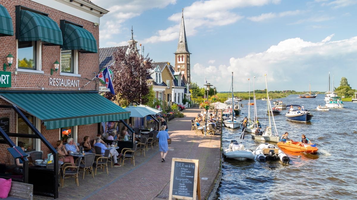 Niets lekkerder als een gastvrij terras deze zomer, zoals in het Friese Woudsend. Foto: Shutterstock