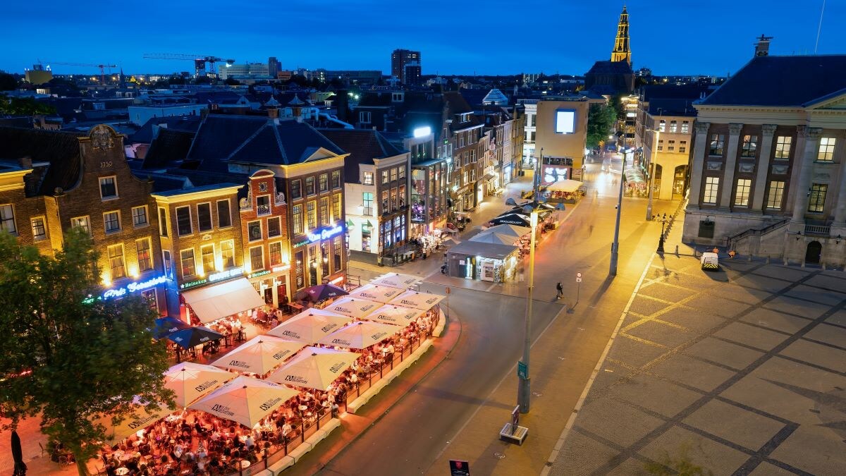 De zwoele zomeravond valt over de Groninger terrassen. Foto: Shutterstock