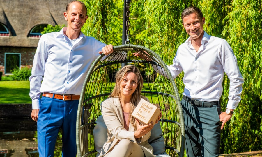 Blue Bricks heeft de Great Place to Work award gewonnen! Op de foto van links naar rechts: Ronald van Steennis, Lisanne van de Weijgert en Richard Enthoven Foto: Josh Walet