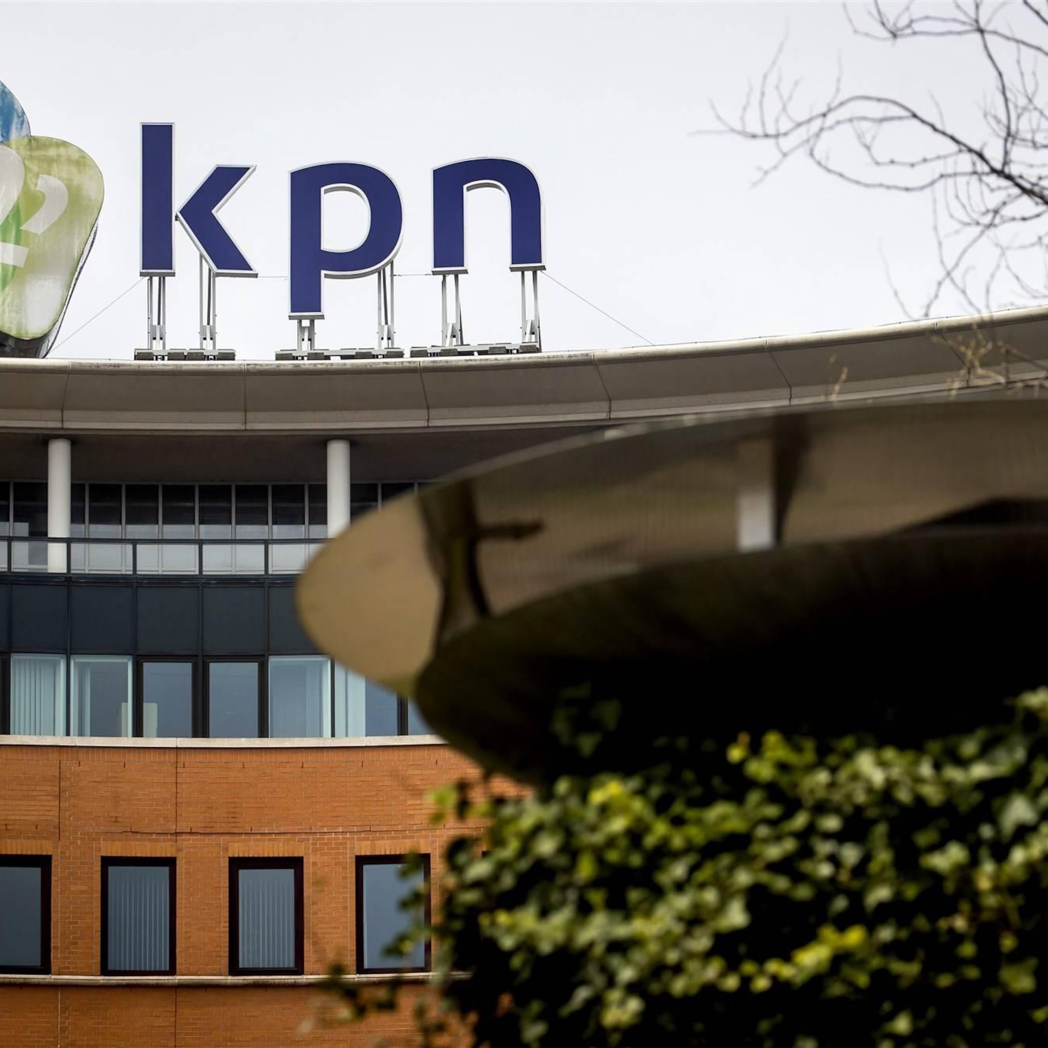 kpn neemt nederlandse activiteiten youfone over voor 200 miljoen