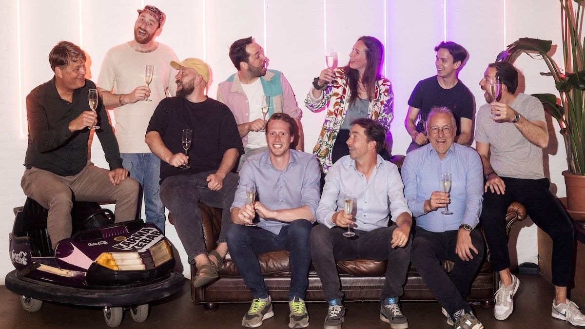 Het team en investeerders achter Karma Kebab, v.l.n.r. Bob Stapel, Ivo van der Pauw, Pascal Labrie, Hidde Stolwijk, Manon Cassee, Berend Sauer, Marcel van der Heijden. Zittend: Oliver Cassee, Jesse ‘t Lam en Vincent van Gorkom. Foto Karma Kebab