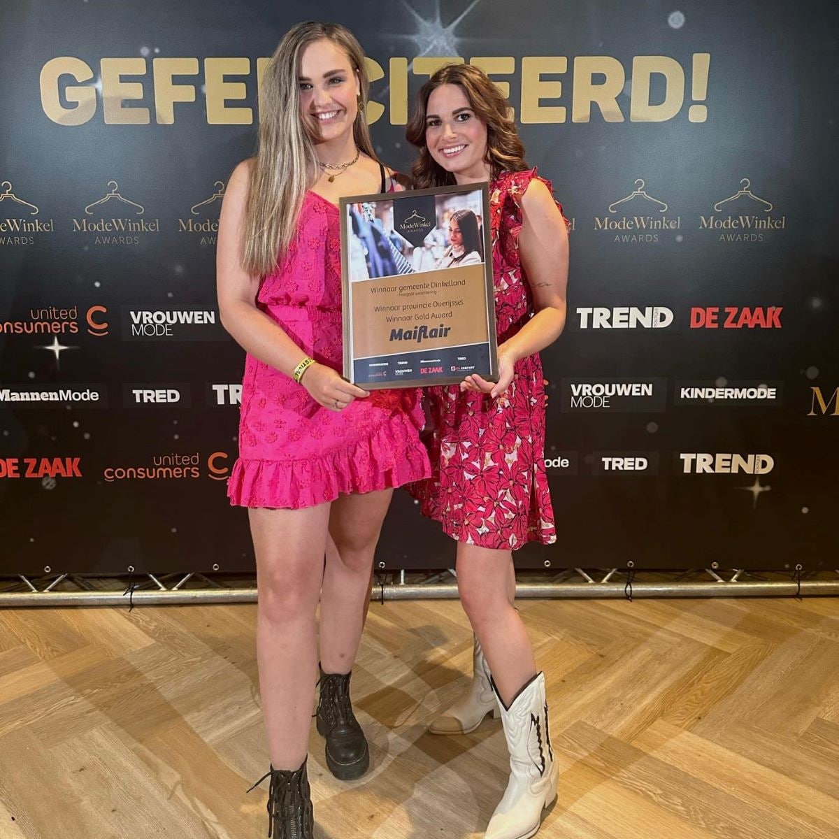 Eigenaar Britt Heesink (rechts) en medewerker Famke Ribberink namen samen de award in ontvangst. Foto: Maiflair