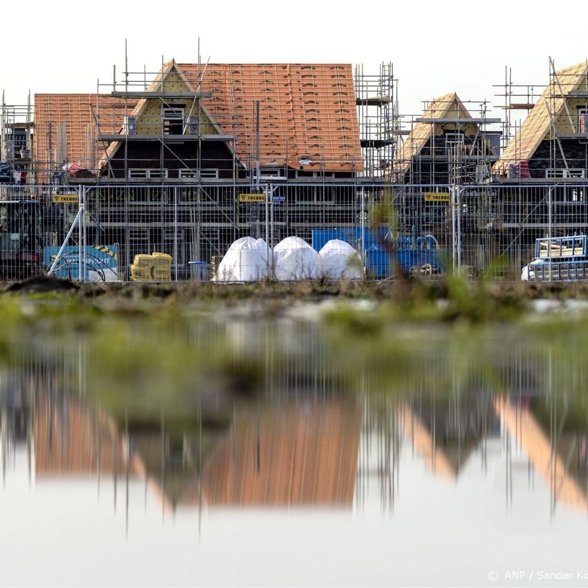 bedrijven investeerden ruim 2 procent minder in april
