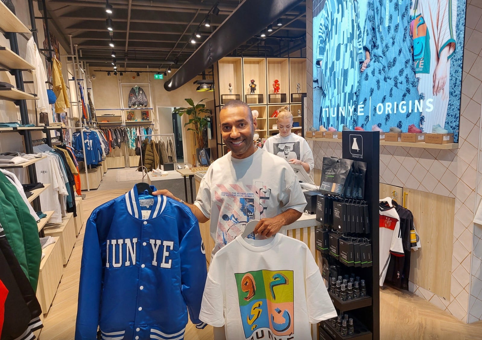 De bekende Haagse ontwerper Omar Munie in zijn winkel in The Mall. Foto: AD