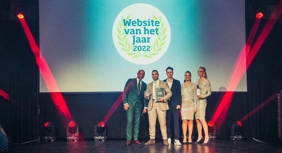 Het team van Faja Lobi bij de uitreiking van de titel Website van het Jaar 2022. Foto: Faja Lobi