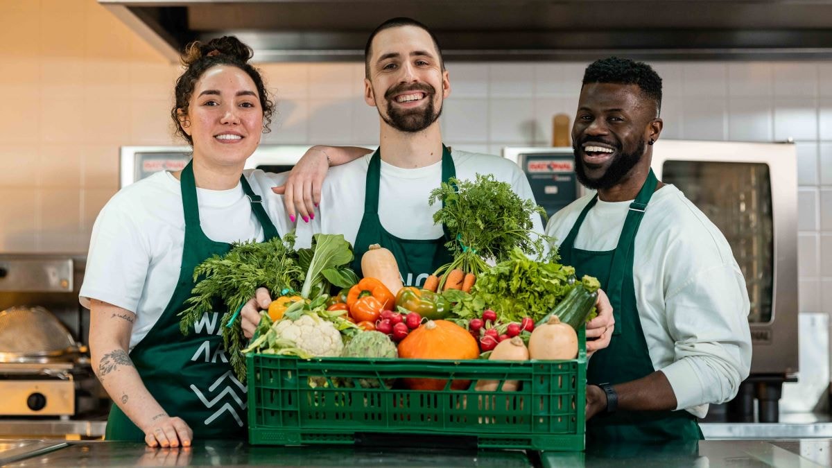 Chef-koks met de No Waste Army-box. Foto: Niels Priem