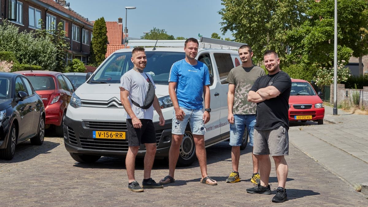 Julian van Dijk (tweede van rechts) van Bouwbedrijf VD Ontwerp en Realisatie tussen drie van zijn Slowaakse werknemers. Hij zorgt zelf voor goed onderdak voor zijn werknemers. Foto: Arjan Gotink