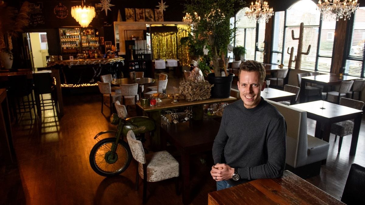 Richard Nijkamp vlak na de overname van Het Anker in 2020, toen de zaak dicht zat door de coronalockdown. Foto: Lars Smook