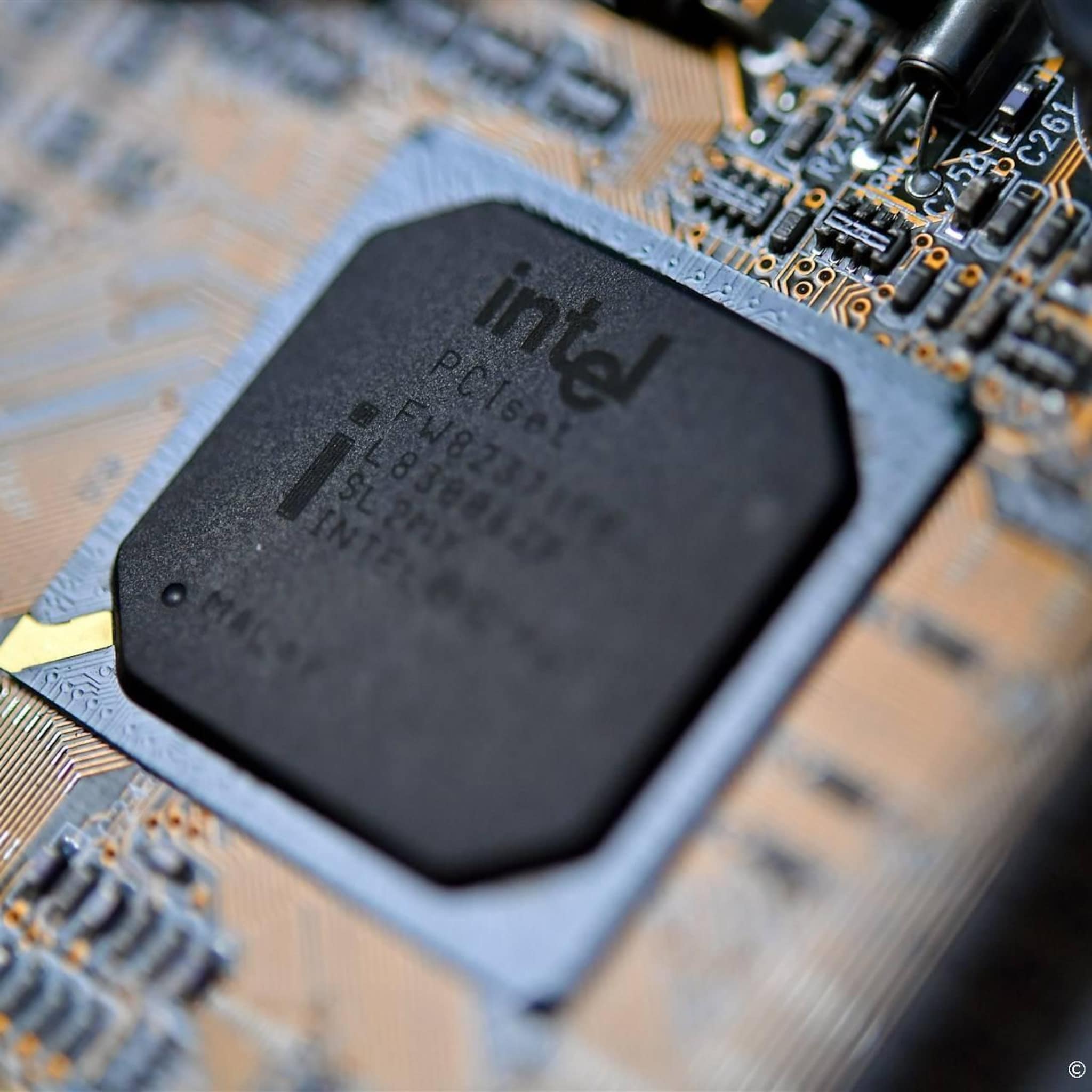 chipbedrijf intel steekt miljarden in fabriek polen