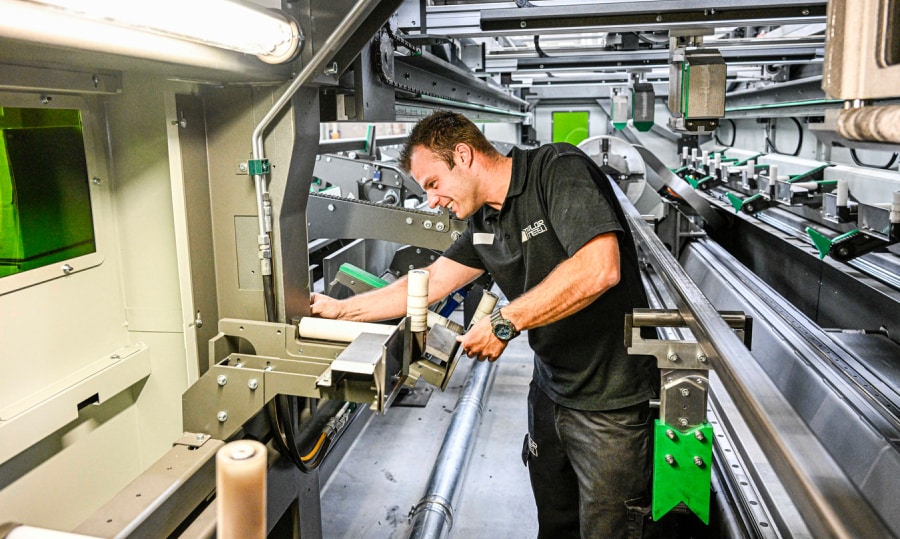 De nieuwe vestiging van metaalbewerkingsbedrijf 247 TailorSteel in Oud Gastel is woensdagmiddag officieel geopend. Een medewerker staat in één van de nieuwe machines waarin het metaal bewerkt wordt Foto: Pix4Profs/Peter Braakmann