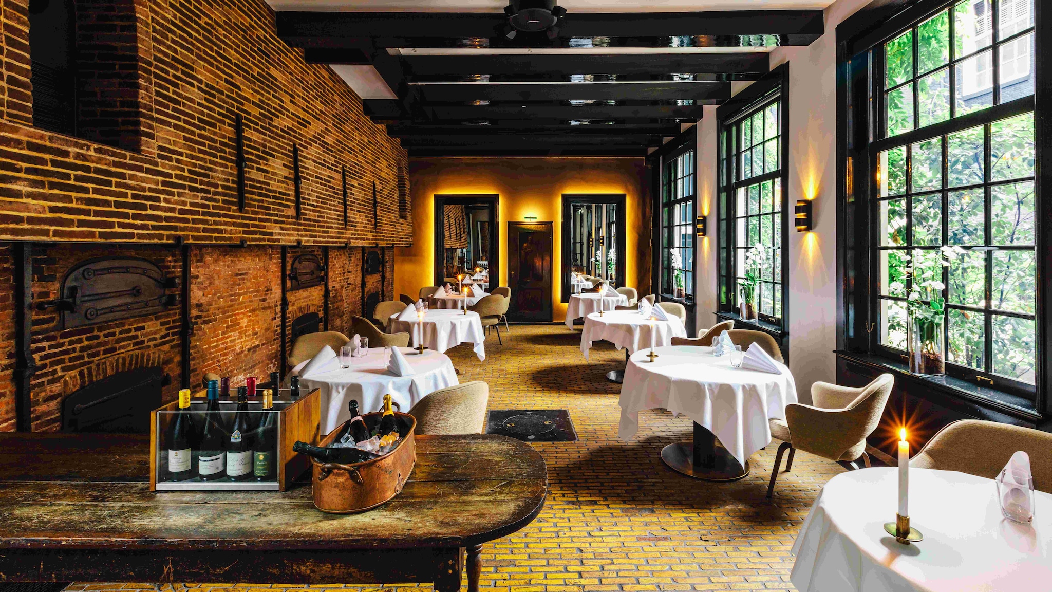 Restaurant Vinkeles heeft slechts negen tafels en daardoor een intieme sfeer.