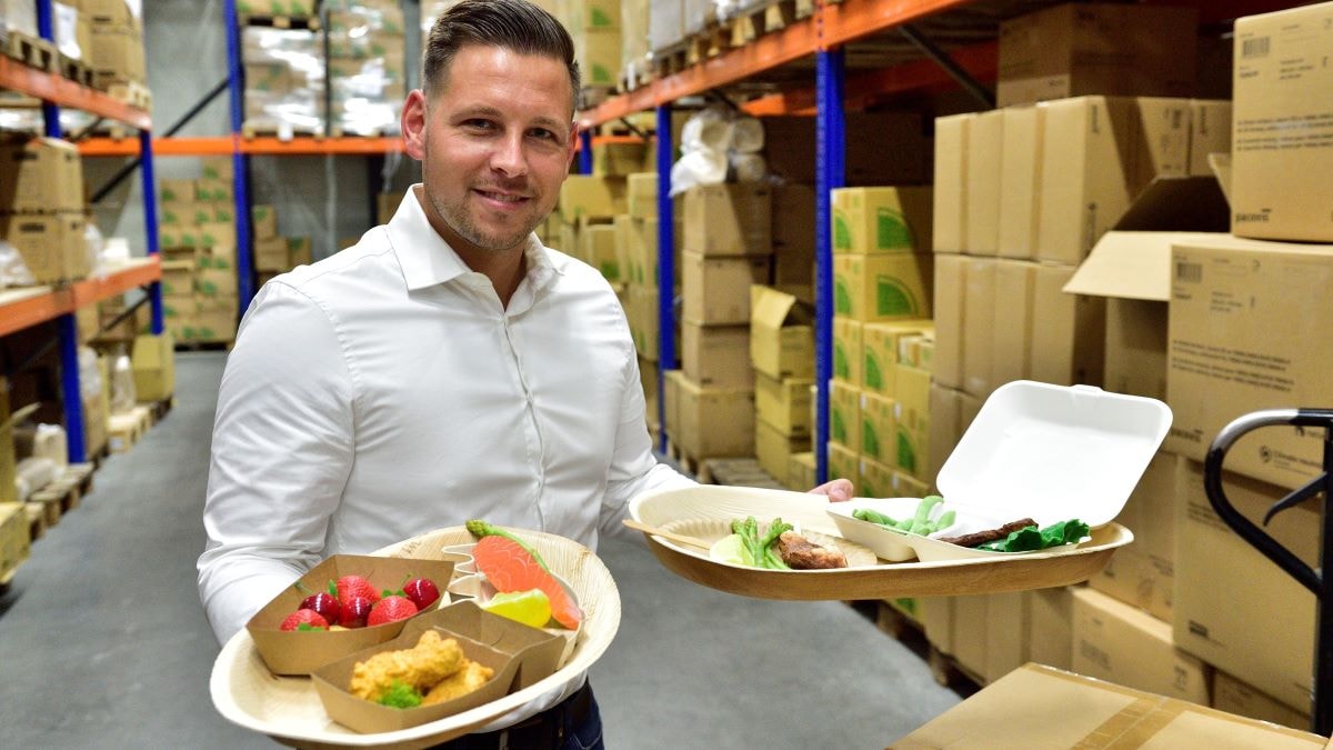 Binand de Pagter van Natureko met duurzame bakjes en verpakkingen. Foto: Pim Mul