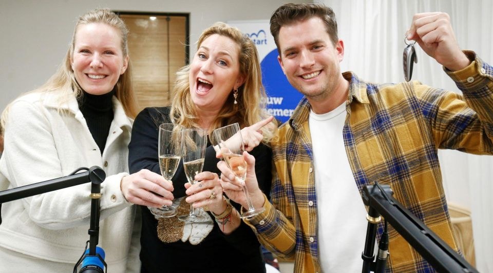 Droomstart-finalisten Jeffrey van Dam (FinBuddy) en Angela Ursem (Food for Skin) met host Fabienne de Vries (midden).