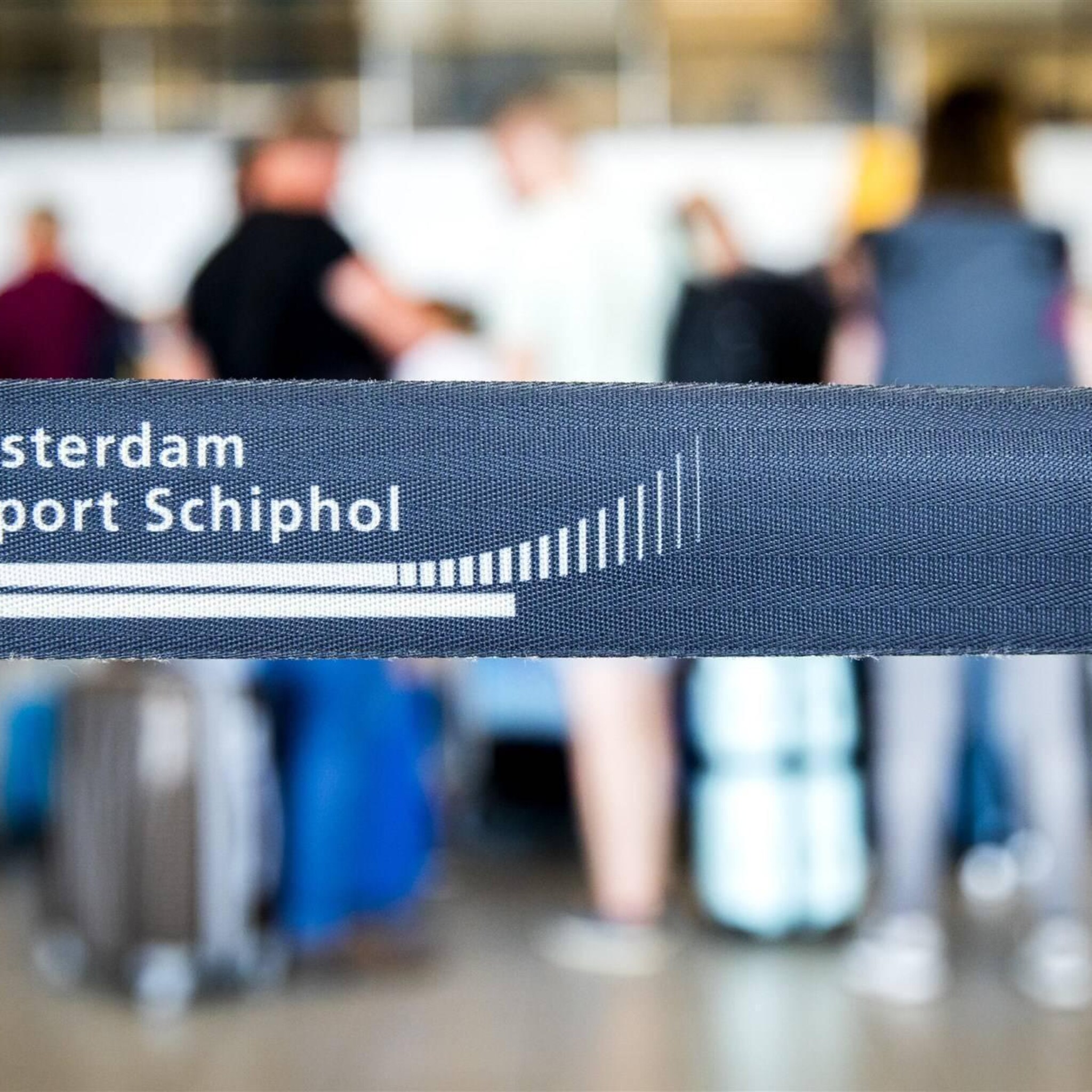vakbonden meer dan 13 000 banen weg door krimpplan schiphol