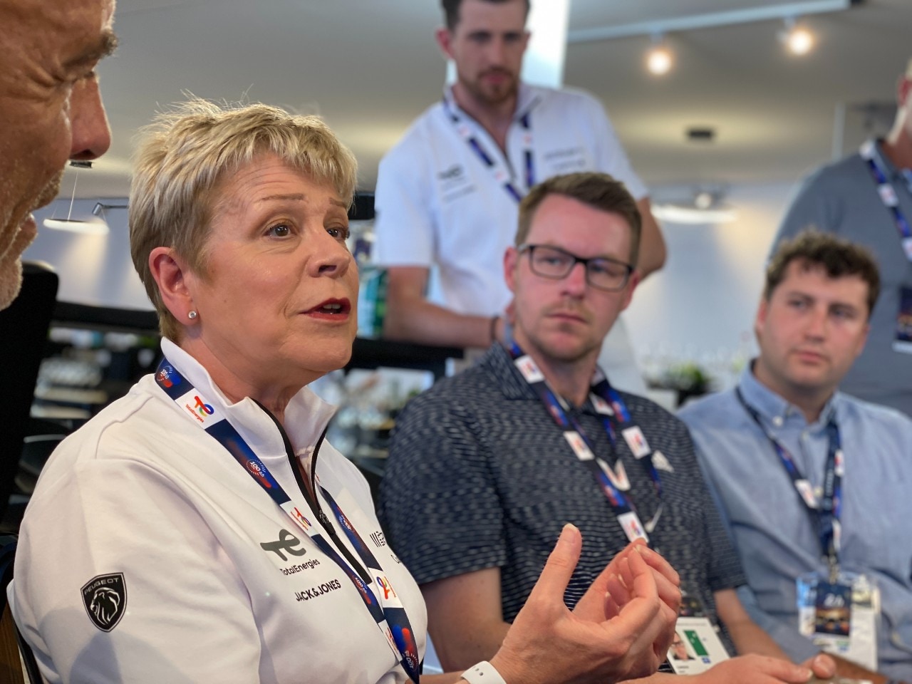 325 000 potentiele klanten waarom automerken zoals peugeot de 24 uur van le mans omarmen