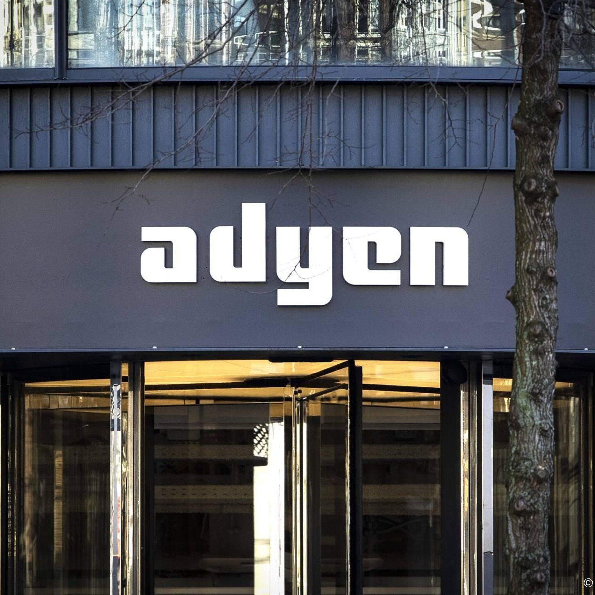adyen en wolters kluwer aan kop in groene aex shell bij dalers
