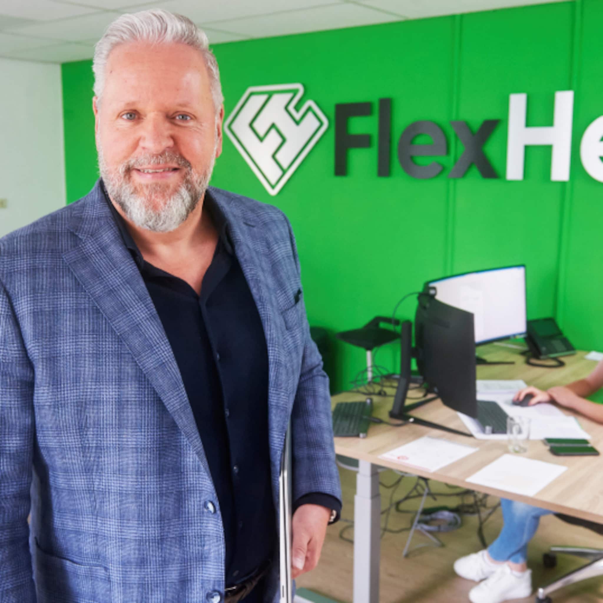 flexhero verwelkomt portugese flexhelden op eindhoven airport