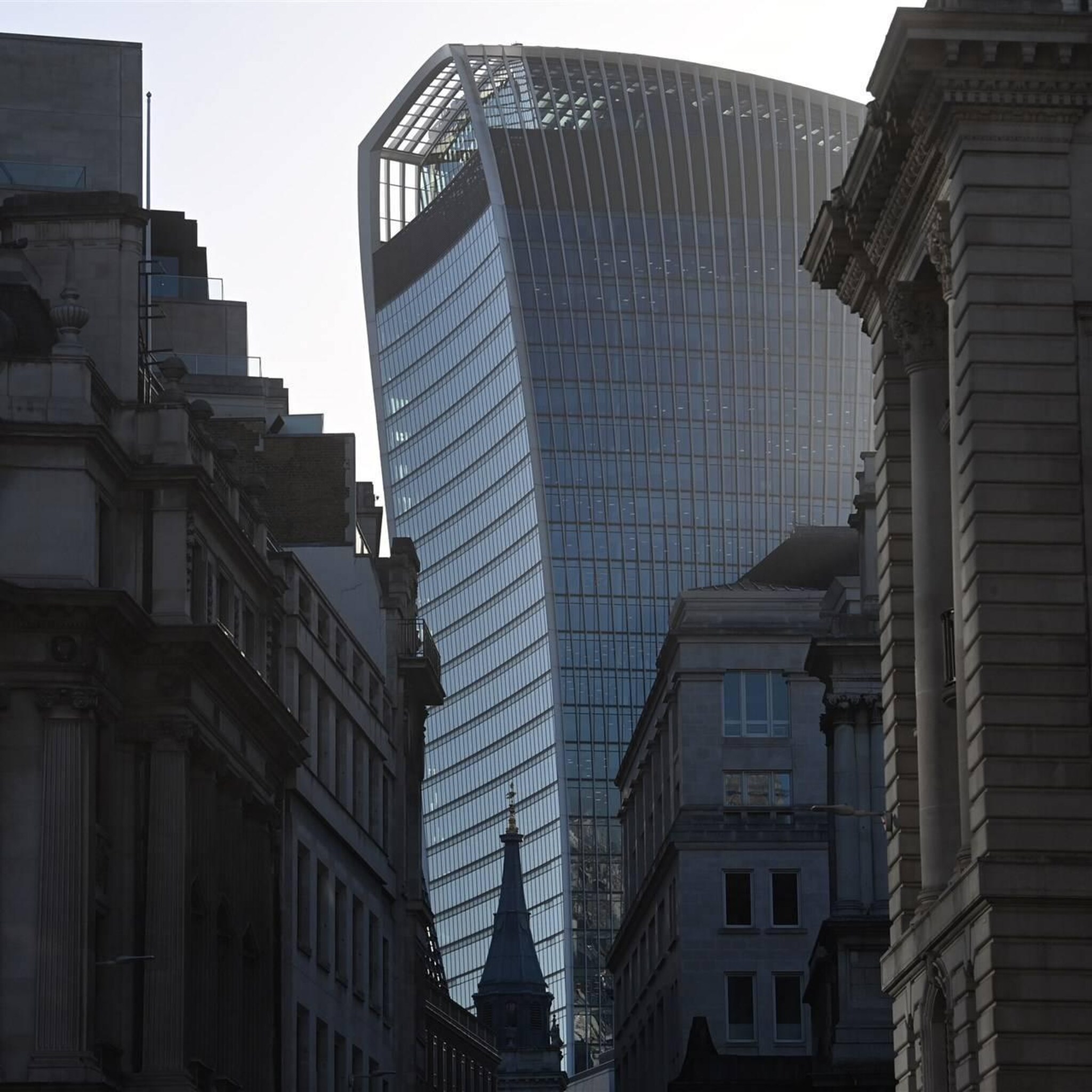 bekende britse belegger weg na aantijgingen seksueel wangedrag