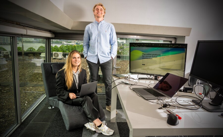Thomas Ultee en Florence Barker in hun kantoortje naast de liftschacht. Foto: Frank de Roo