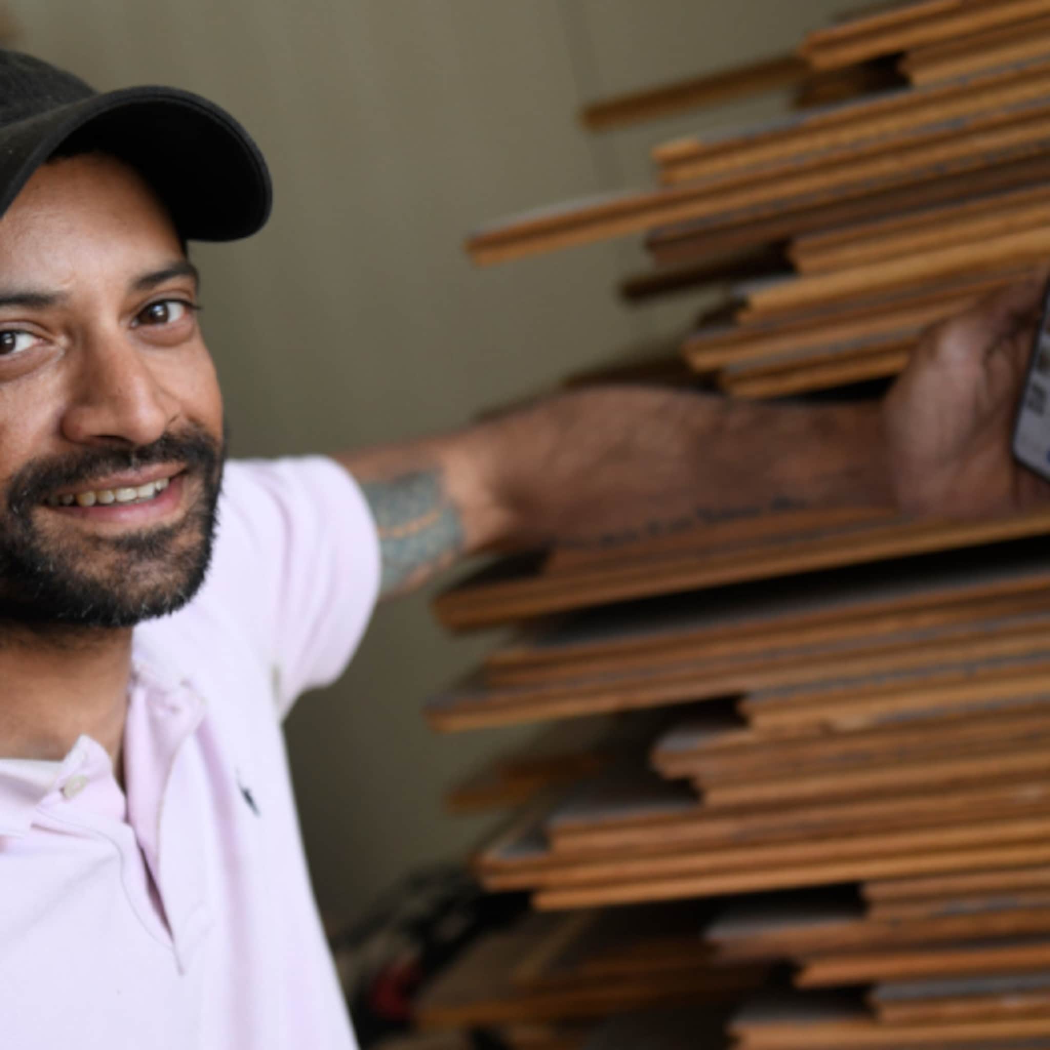 ondernemer santosh 42 verkoopt gebruikte vloeren via marktplaats binnen een dag zijn ze weg