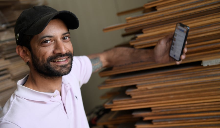 Santosh Reefhuis werkte lang in de zorg, maar haalt nu tweedehands houten vloeren op in het hele land die hij met succes via Marktplaats verkoopt. Foto: Annina Romita